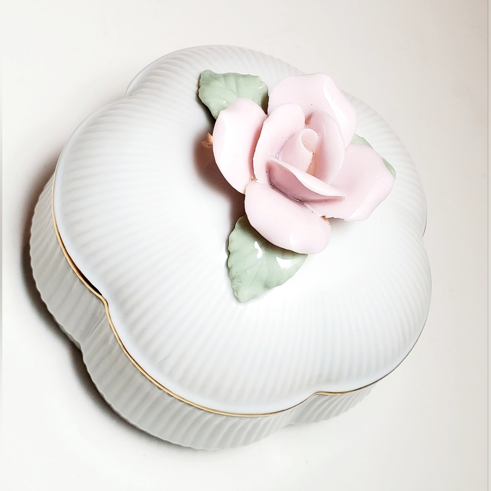 Vintage Heritage House Celebration of Love Edelweiss Fine Porcelain Music Box